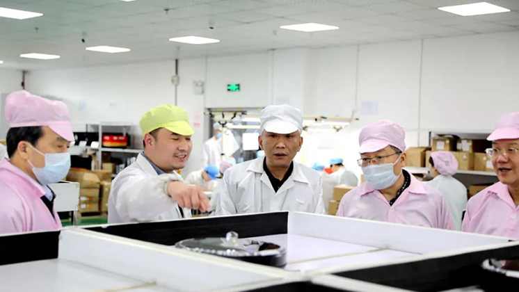 省人大常委會委員、省人大財政經(jīng)濟委員會主任委員張亦賢一行調研炬神電子